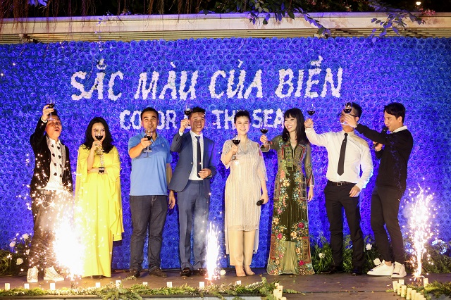 Khai trương nhà hàng mới của Kim Thư, Trấn Thành cùng dàn sao Việt “quẩy banh nóc
