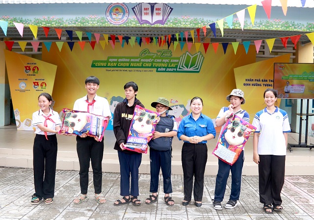 “Cùng bạn chọn nghề cho tương lai” : Định hướng nghề nghiệp cho học sinh THCS 
