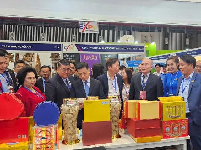 Tràn ngập khuyến mãi tại hội chợ hàng Việt Nam tiêu biểu xuất khẩu năm 2025