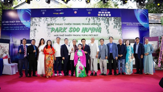 Họa sĩ Hàn Quốc Park Soo Hyung lần đầu ra mắt công chúng Việt Nam.