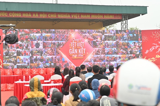 Người dân Nghệ An tham gia trải nghiệm văn hóa Tết tại “ Chung vị Tết Việt, gắn kết muôn miền”